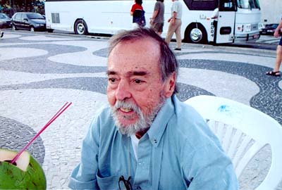Orestes Polverelli tomando agua de c�co na praia.