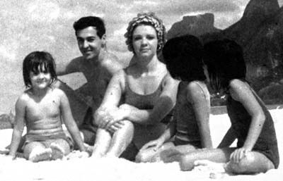 Orestes POlverelli com a fam�lia na Praia de S�o Conrado